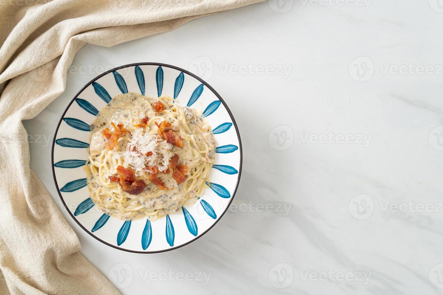 spaghetti with truffle cream sauce and mushroom photo