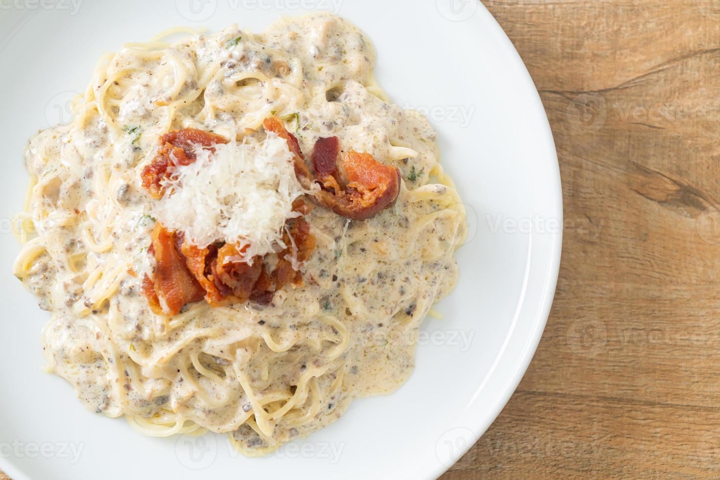 spaghetti with truffle cream sauce and mushroom photo