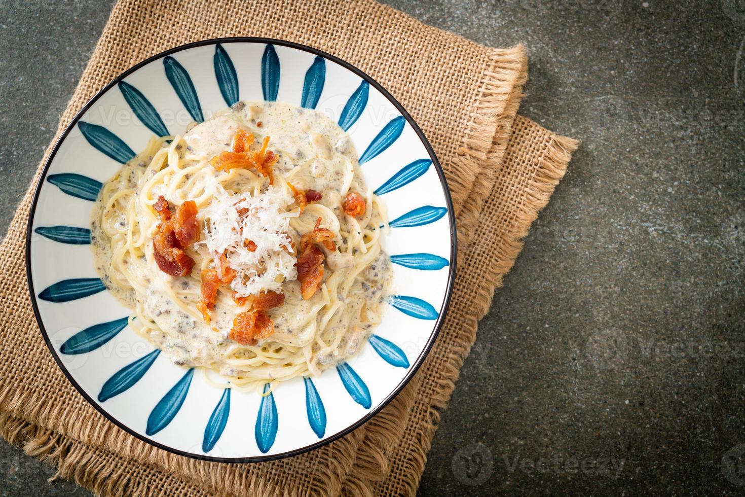 spaghetti with truffle cream sauce and mushroom photo