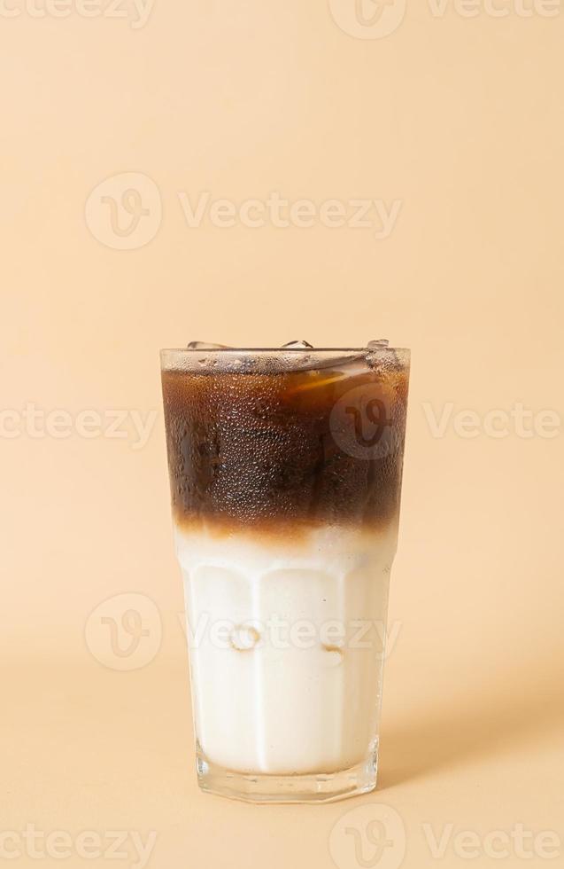 café helado con capa de leche en vaso foto