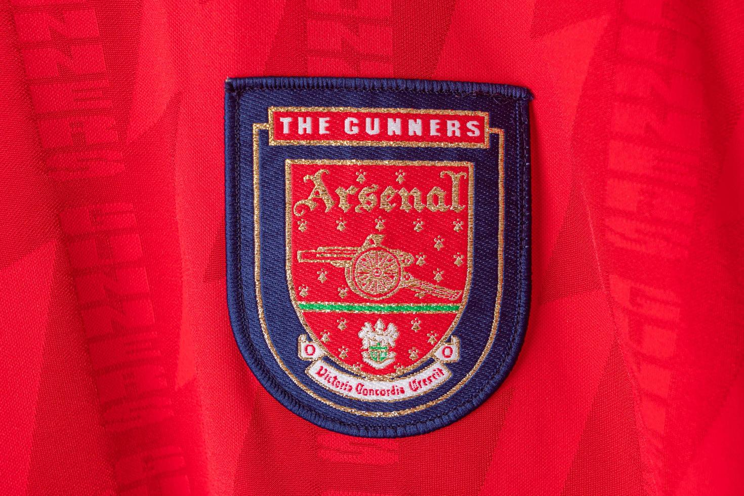 bangkok, tailandia - 18 de enero de 2022 - logo del arsenal en la camiseta retro del arsenal temporada 1994-1996 foto