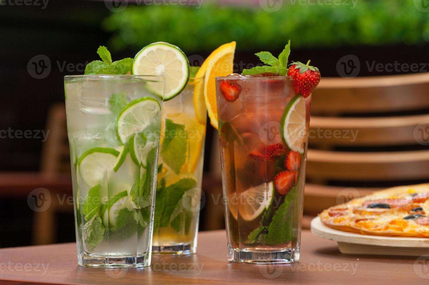 bebida fría con cítricos en la mesa foto