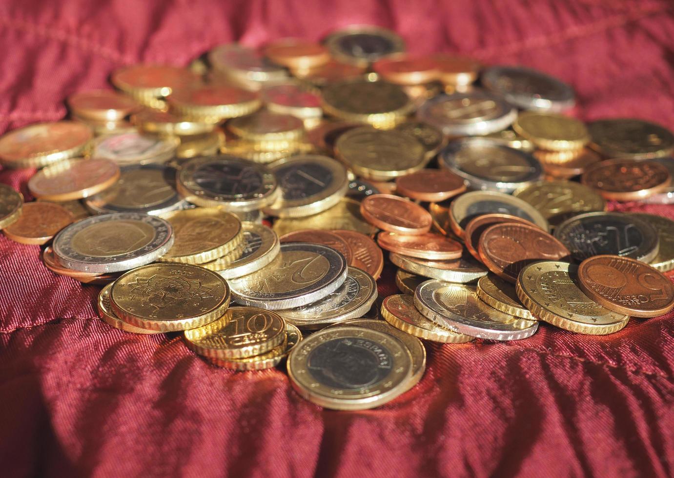 Monedas de euro, unión europea sobre fondo de terciopelo rojo foto