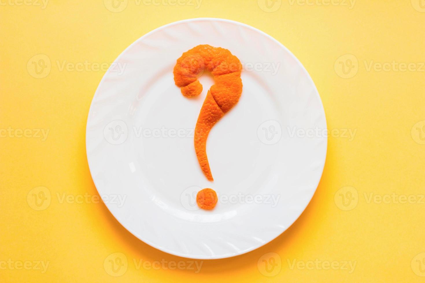 signo de interrogación en un plato blanco. concepto de preguntas frecuentes. Pregunta qué cocinar hoy. foto