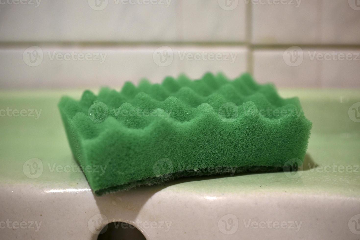 https://static.vecteezy.com/system/resources/previews/005/282/887/non_2x/green-sponge-for-washing-dishes-in-the-kitchen-photo.JPG