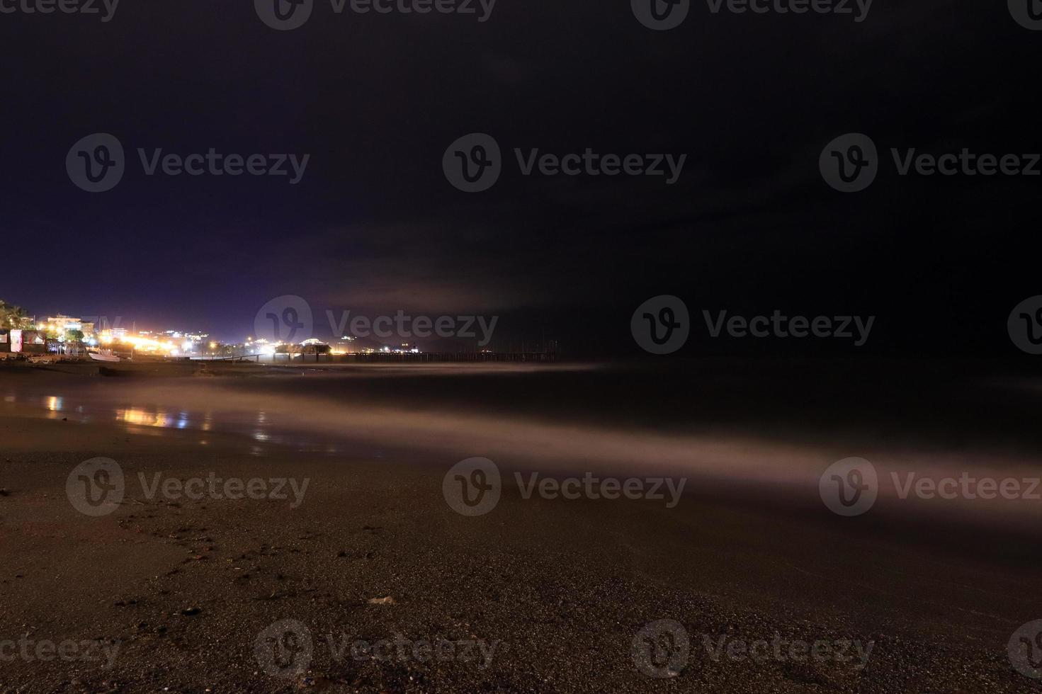 Costa de la playa del mar de alanya. larga exposición nocturna. pavo. foto