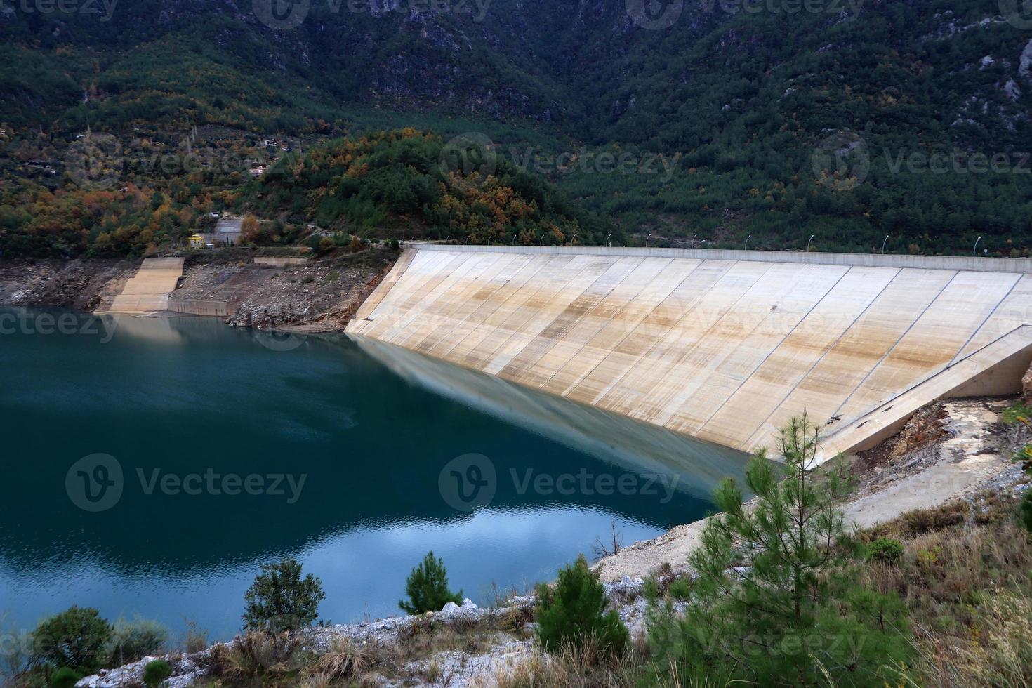 presa de alanya en las montañas. reserva de agua. foto