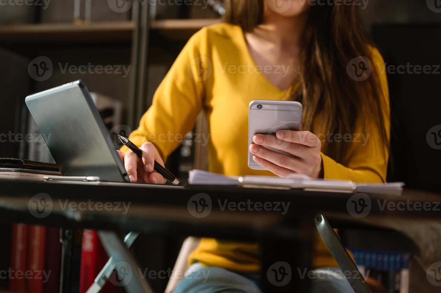 mujer que usa un teléfono inteligente para pagos móviles, compras en línea, omni foto