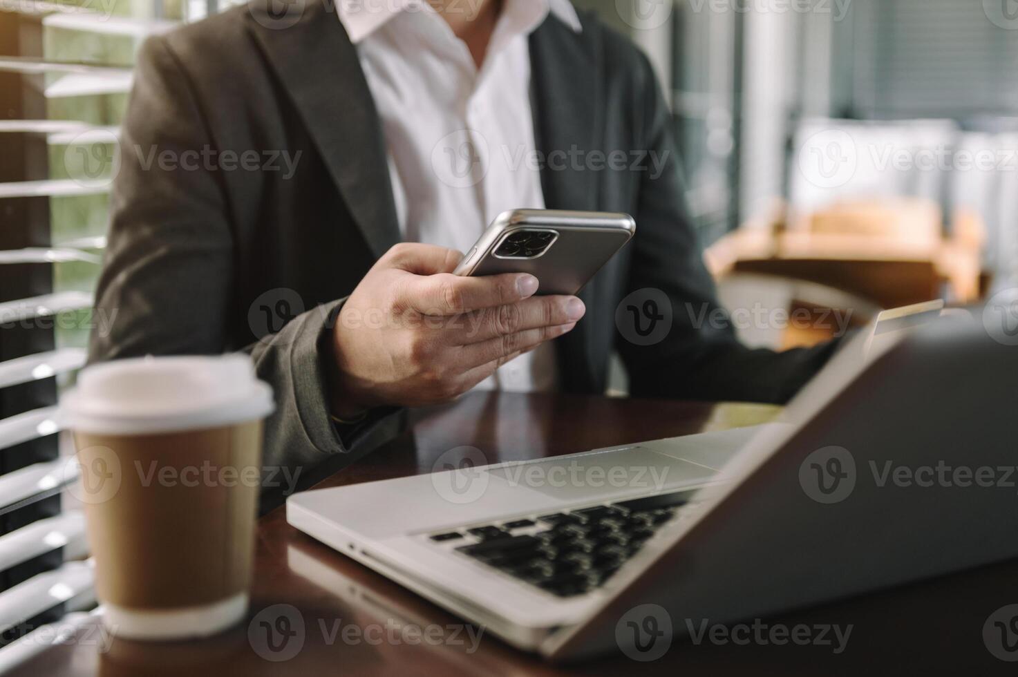 hombre de negocios usando un teléfono inteligente y una tableta como concepto foto