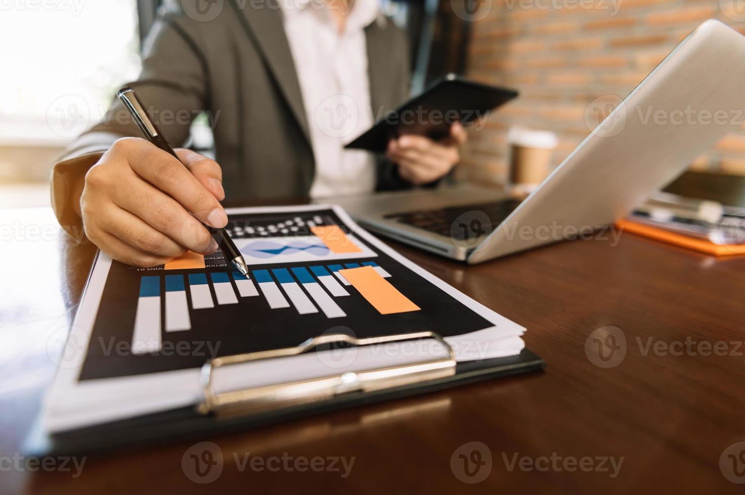 mano de hombre de negocios trabajando con una nueva computadora moderna y escribiendo en el diagrama de estrategia del bloc de notas como concepto foto