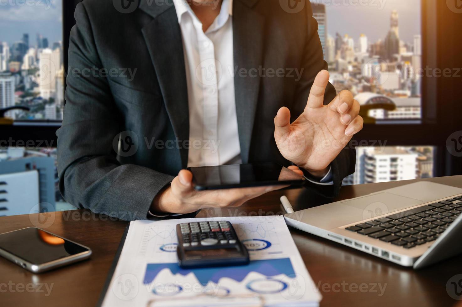 mujeres contando monedas en la calculadora tomando de la alcancía. pluma de mano que trabaja en la calculadora para calcular en el escritorio el costo foto