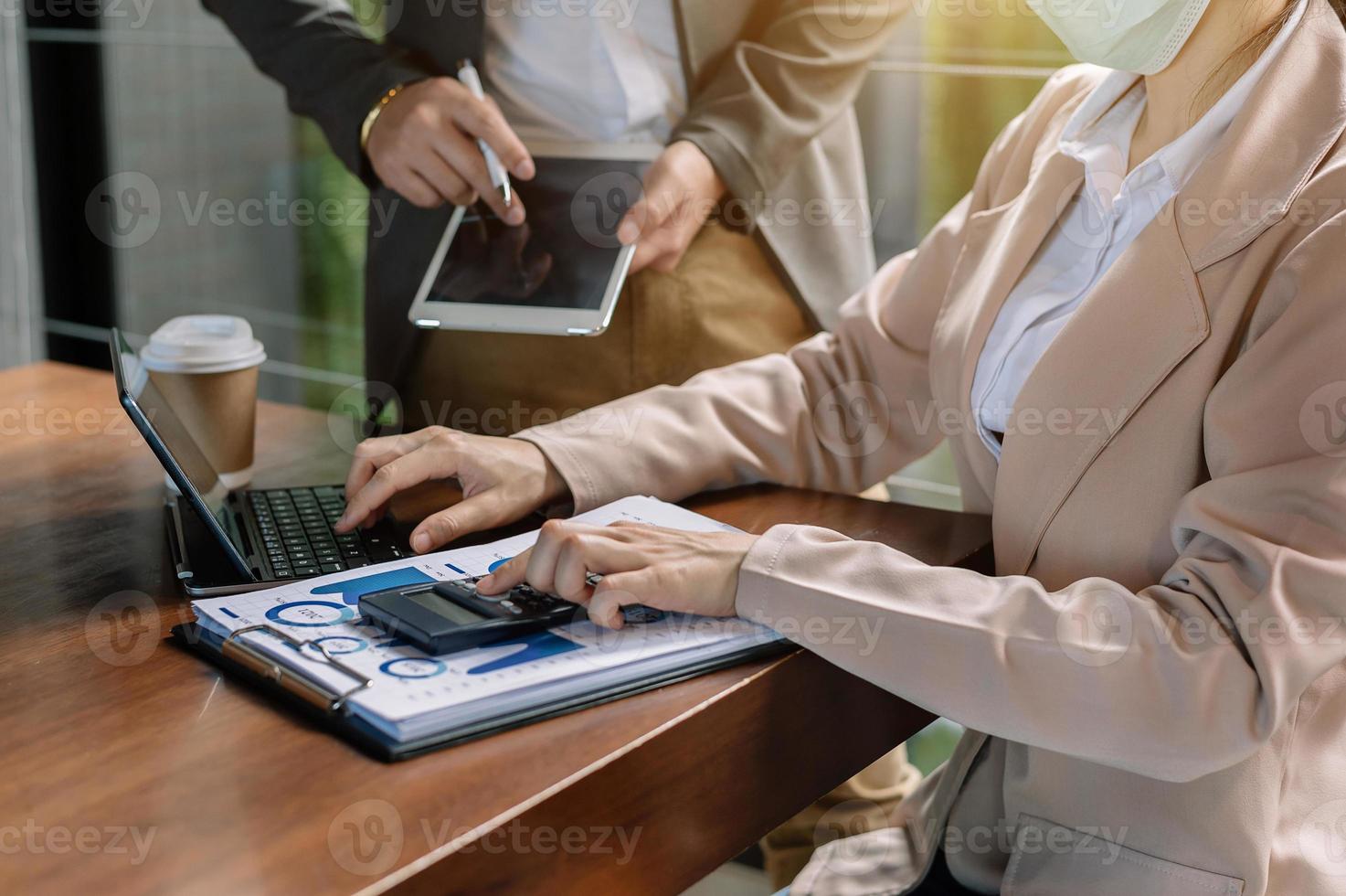 Documentos comerciales en la mesa de la oficina con teléfono inteligente y calculadora, tableta digital y gráfico empresarial con diagrama de red social foto