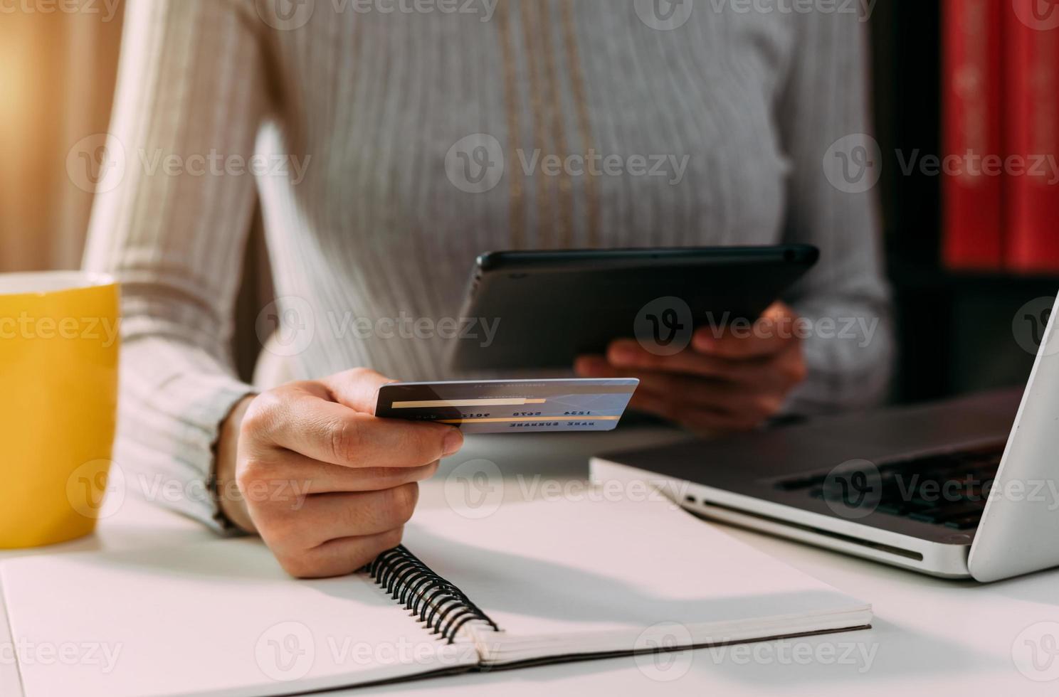 manos de mujer de negocios con tarjeta de crédito foto