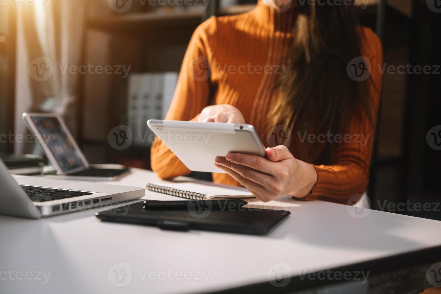 concepto de pantalla de iconos virtuales de redes sociales y marketing. primer plano de una mujer de negocios escribiendo teclado con una computadora portátil foto