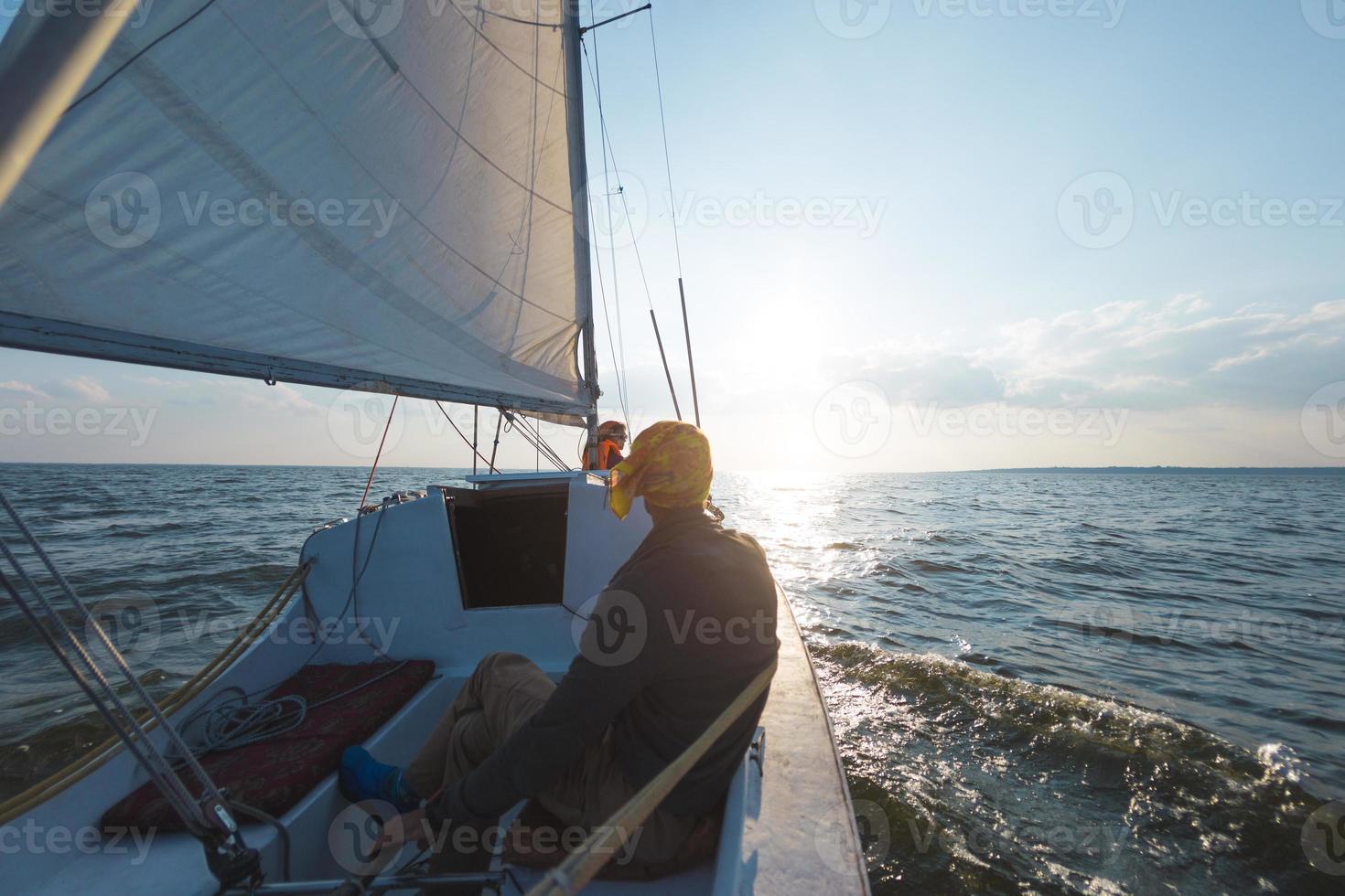 un hombre y una mujer viajan en un velero. foto
