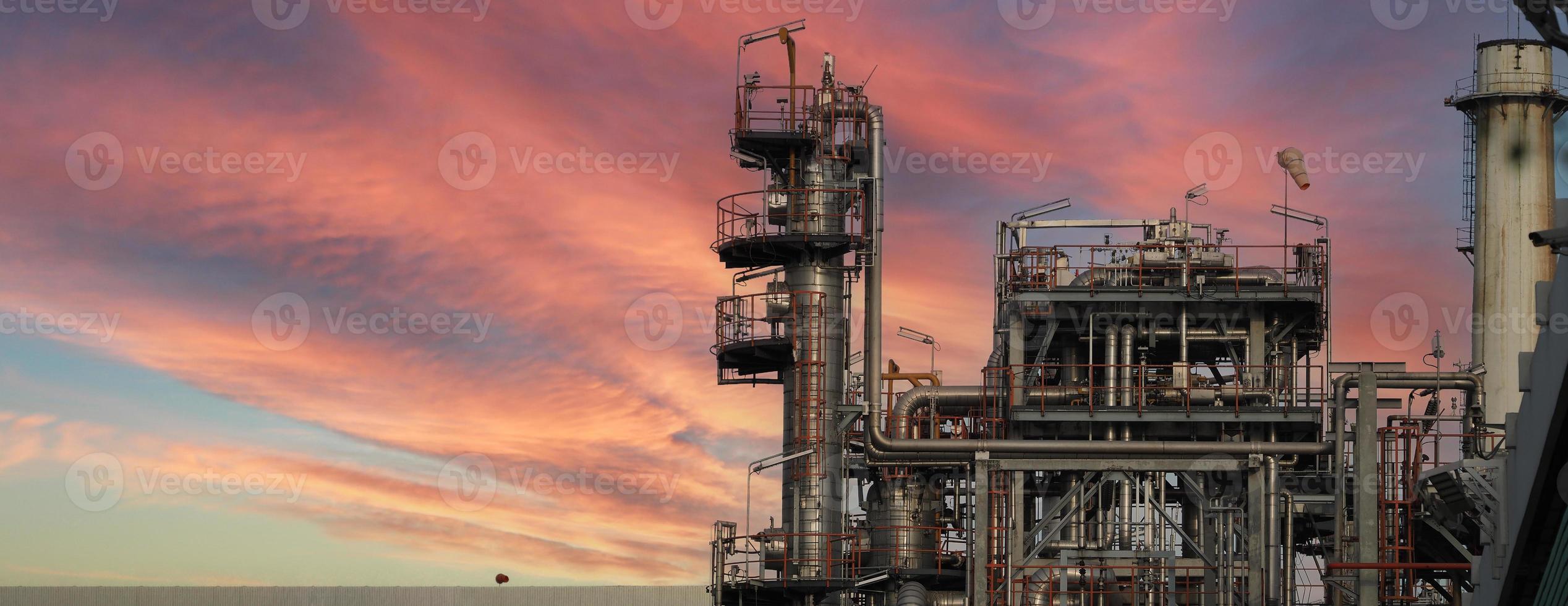 tanque de barril de refinería de petróleo. planta petroquímica. foto