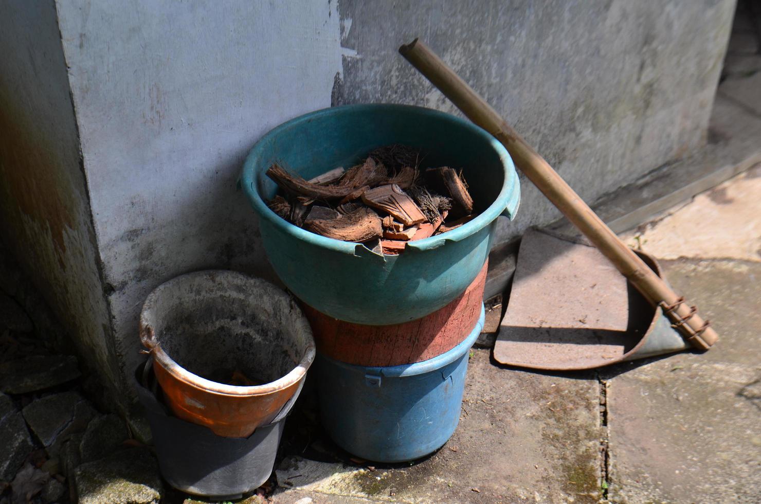 tipos de equipos de jardinería agrícola. fondo de herramientas foto