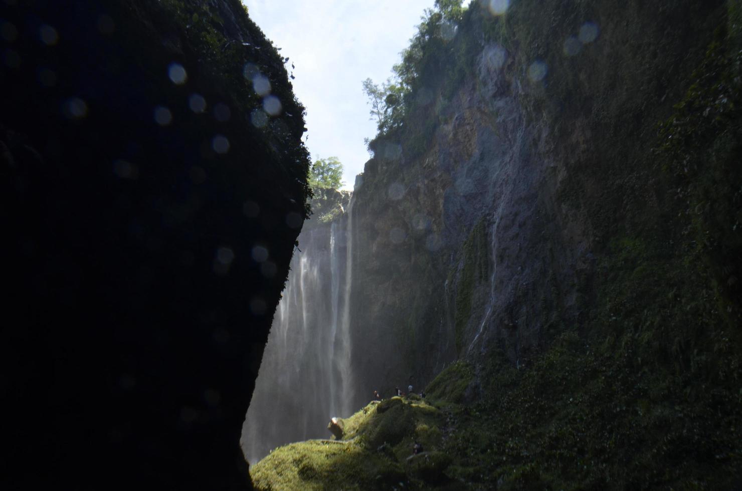 vista del valle y cuevas con cascadas al fondo. fondo de verano y cascada foto