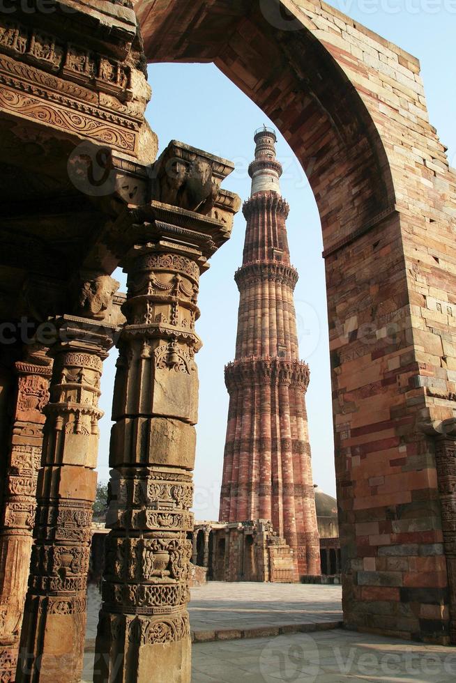 qutb minar enmarcado en la estructura circundante foto