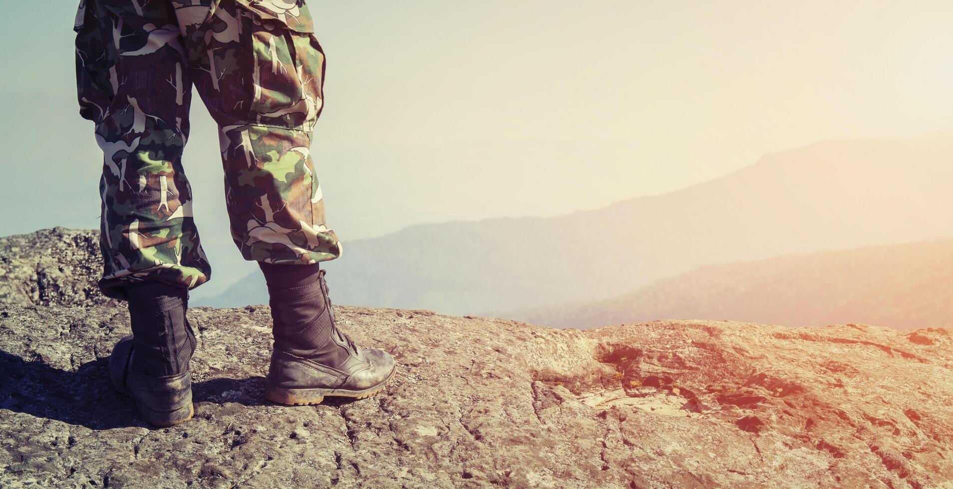 soldado en la cima de una montaña foto