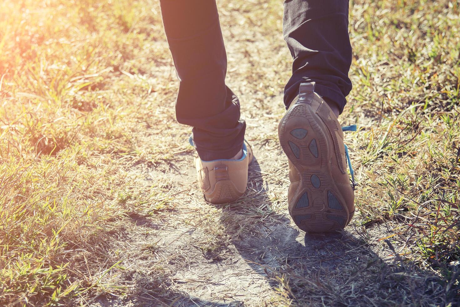 pies de mujer caminando en el bosque foto