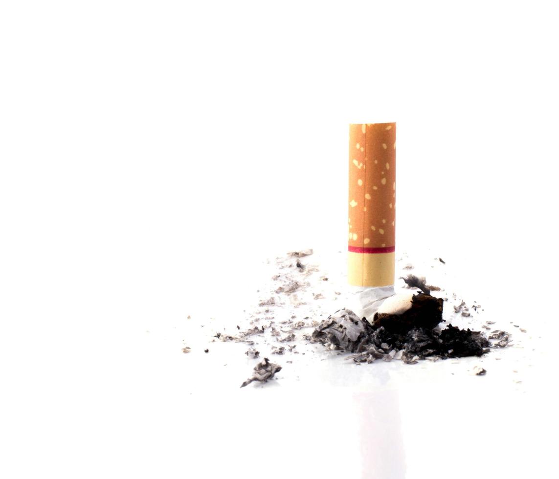 colilla de cigarrillo aislado foto