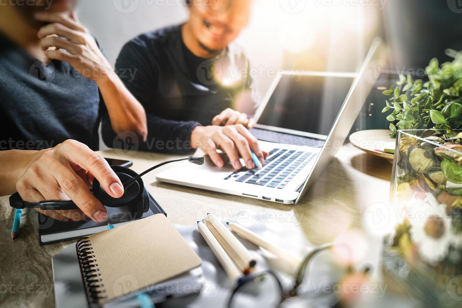 compañero de trabajo que usa auriculares voip con computadora de tableta digital acoplando teclado inteligente, comunicación conceptual, soporte de TI, centro de llamadas y servicio de atención al cliente, efecto de película de filtro foto