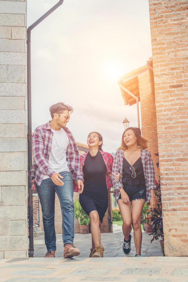 vacaciones de verano y grupos de adolescentes hipster que viajan juntos en una ciudad urbana divirtiéndose y felices juntos. foto