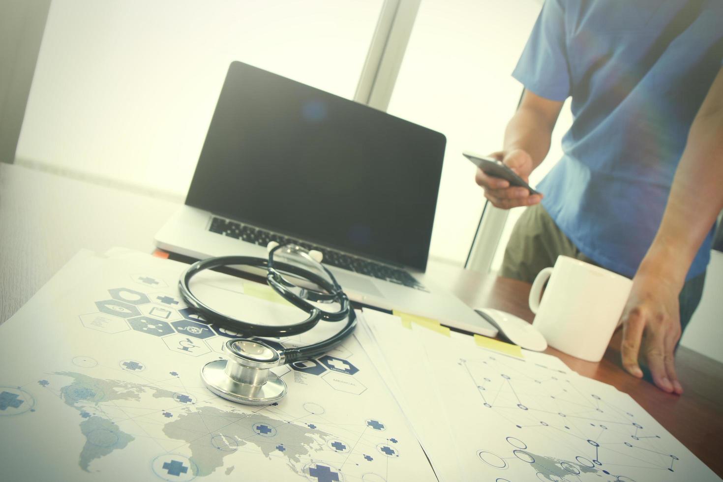 médico del equipo que trabaja con una computadora portátil en la oficina del espacio de trabajo médico y el diagrama de medios de la red médica como concepto foto