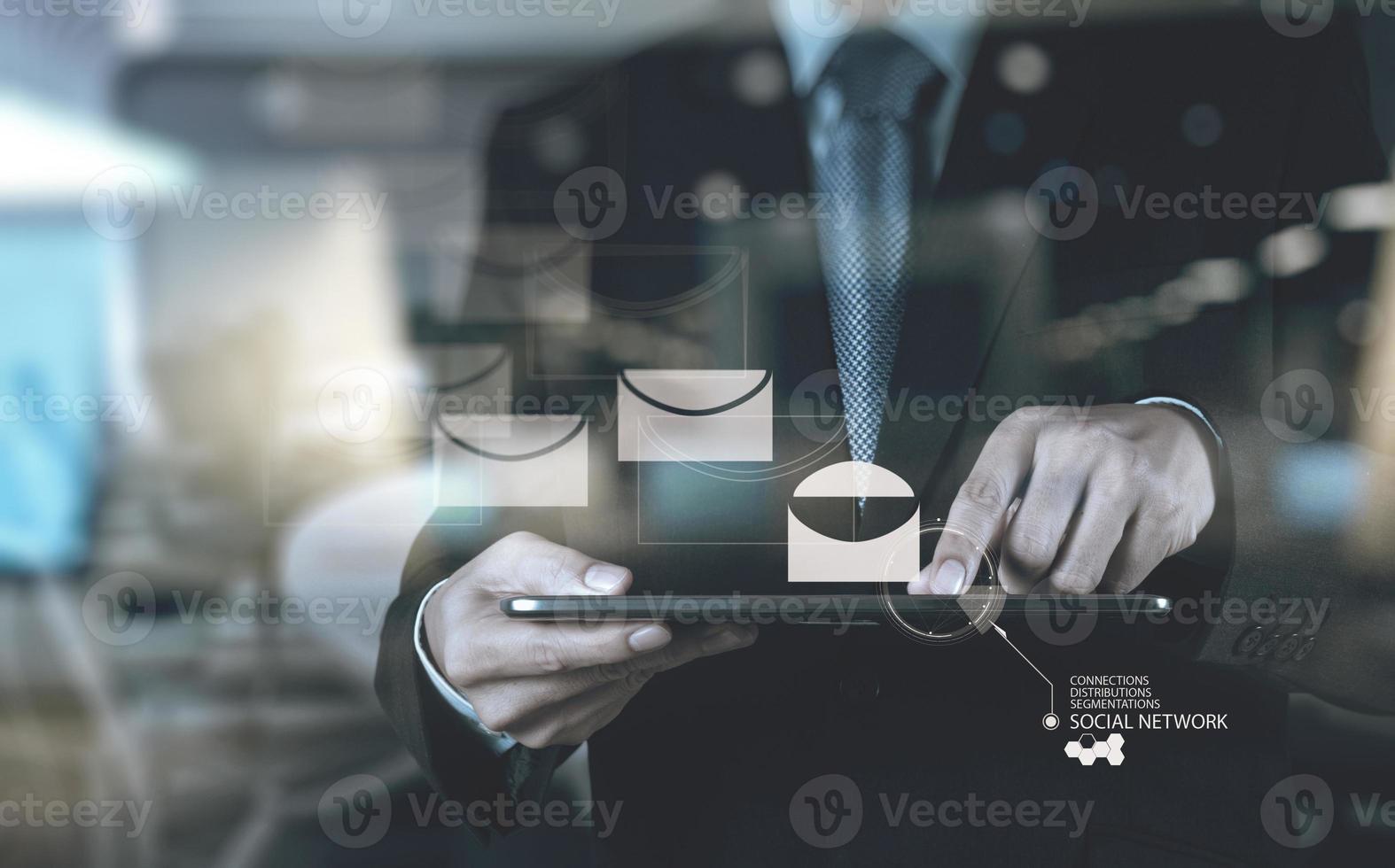 la mano del hombre de negocios usa una computadora de teléfono inteligente con un icono de correo electrónico como concepto foto