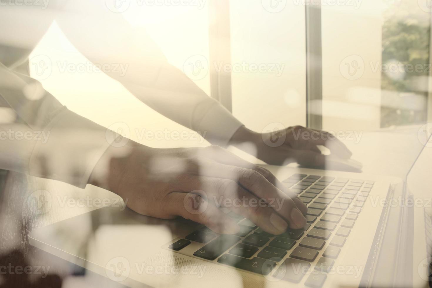 primer plano de la mano del hombre de negocios que trabaja en una computadora portátil con un diagrama de red social en un escritorio de madera como concepto foto