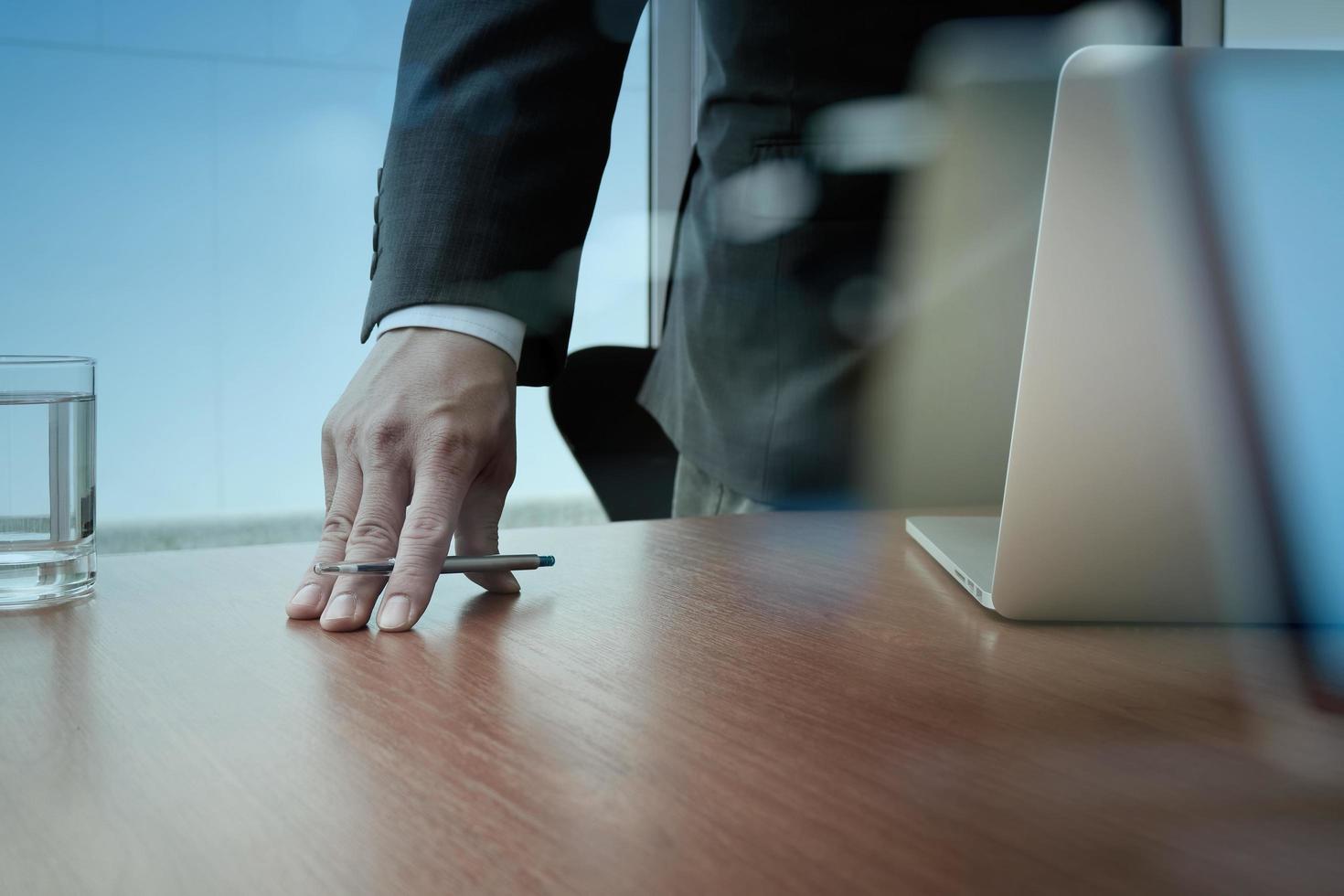 doble exposición de la mano de un hombre de negocios que trabaja con una nueva computadora moderna y una estrategia empresarial como concepto foto