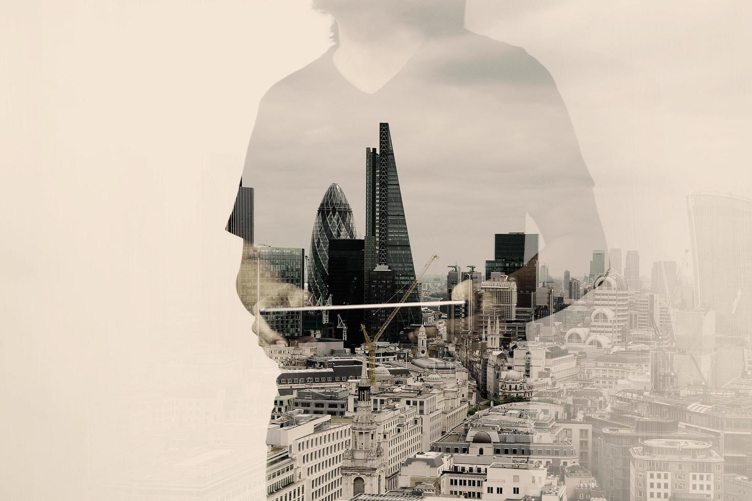 doble exposición de un hombre de negocios exitoso que usa una tableta digital con un edificio de Londres y un diagrama de redes sociales foto
