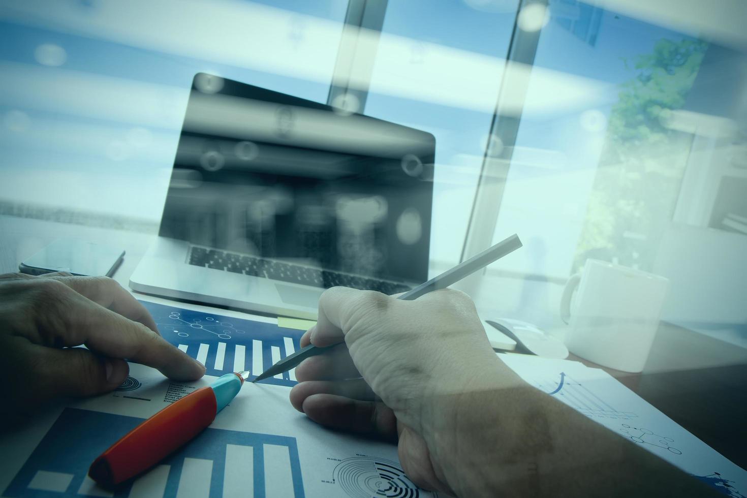 doble exposición de la mano de un hombre de negocios que trabaja con documentos comerciales en una mesa de oficina con una computadora portátil con un diagrama de redes sociales foto