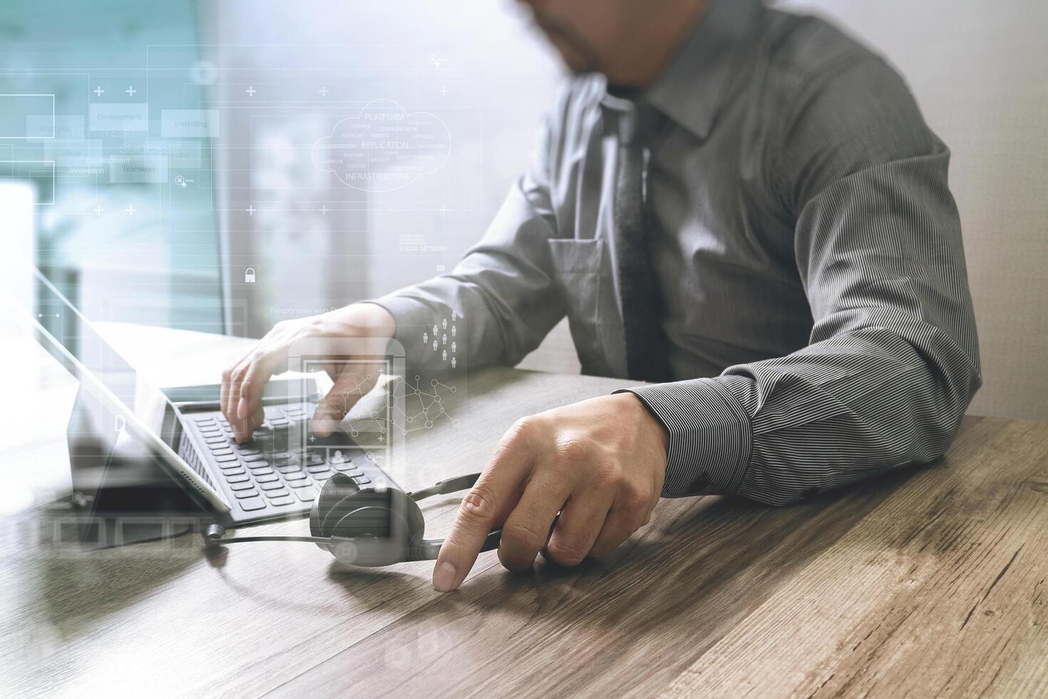 hombre que usa auriculares voip con computadora de tableta digital acoplando teclado inteligente, comunicación conceptual, soporte de TI, centro de llamadas y servicio de atención al cliente, efecto de película de filtro foto