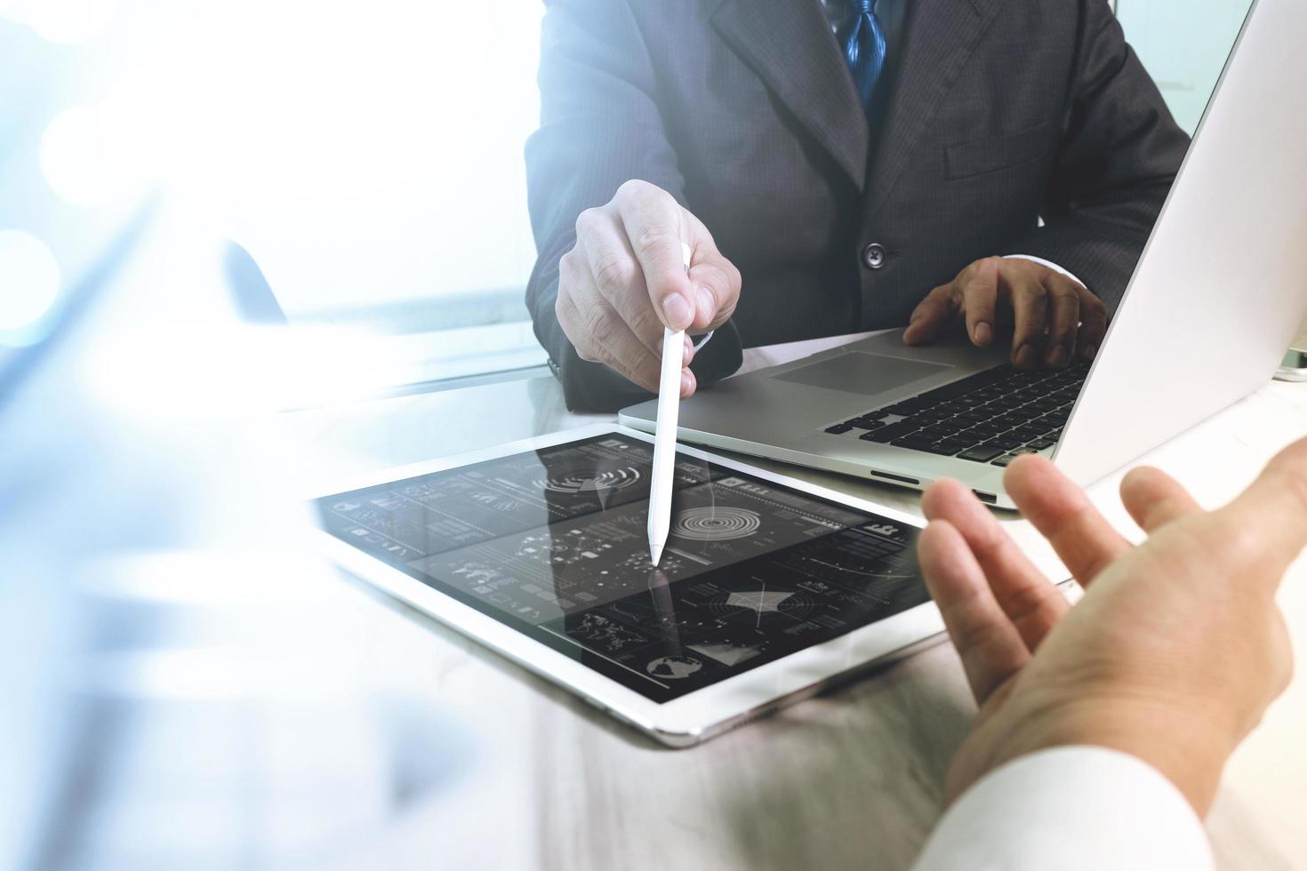 reunión del equipo de negocios presente. foto inversor profesional trabajando con un nuevo proyecto de inicio. reunión de gerentes de finanzas. tableta digital diseño de computadora portátil teléfono inteligente usando. efecto de llamarada solar