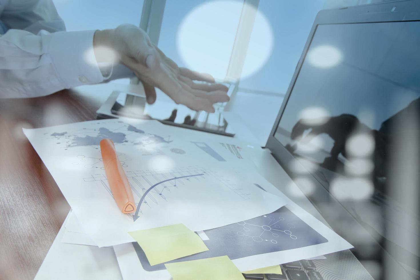 doble exposición de la mano de un hombre de negocios que trabaja con una nueva computadora moderna y una estrategia empresarial como concepto foto