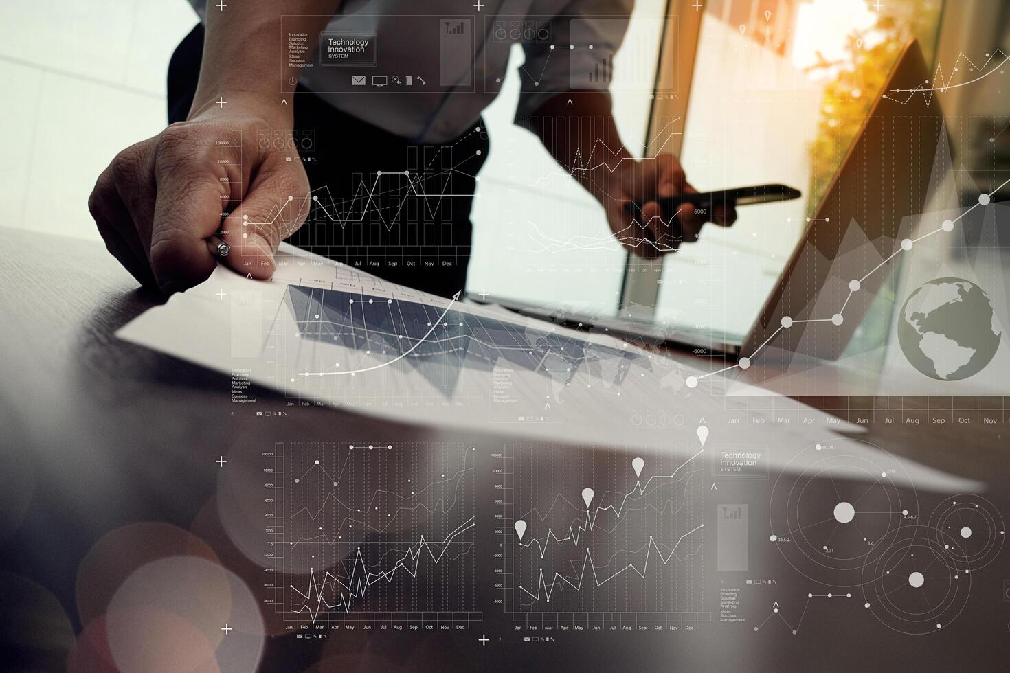 Primer plano de la mano del hombre de negocios que trabaja en una computadora portátil con un diagrama de información de gráficos de negocios en un escritorio de madera como concepto foto