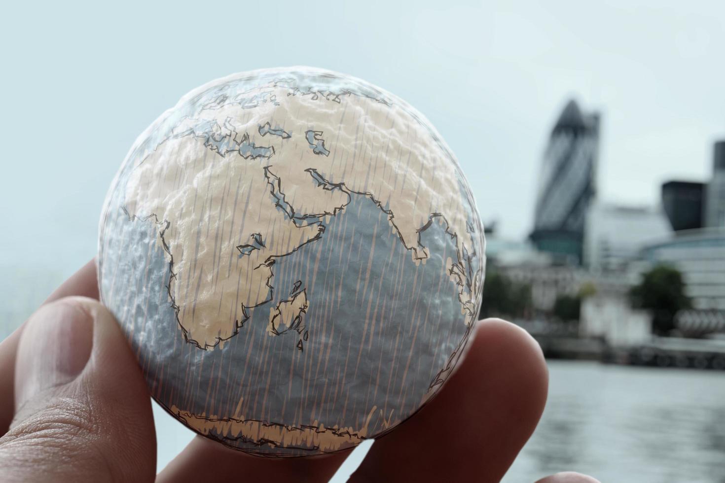 primer plano de la mano de un hombre de negocios que muestra la textura de los elementos del mundo de esta imagen proporcionada por el fondo de la ciudad de Londres de la nasa foto