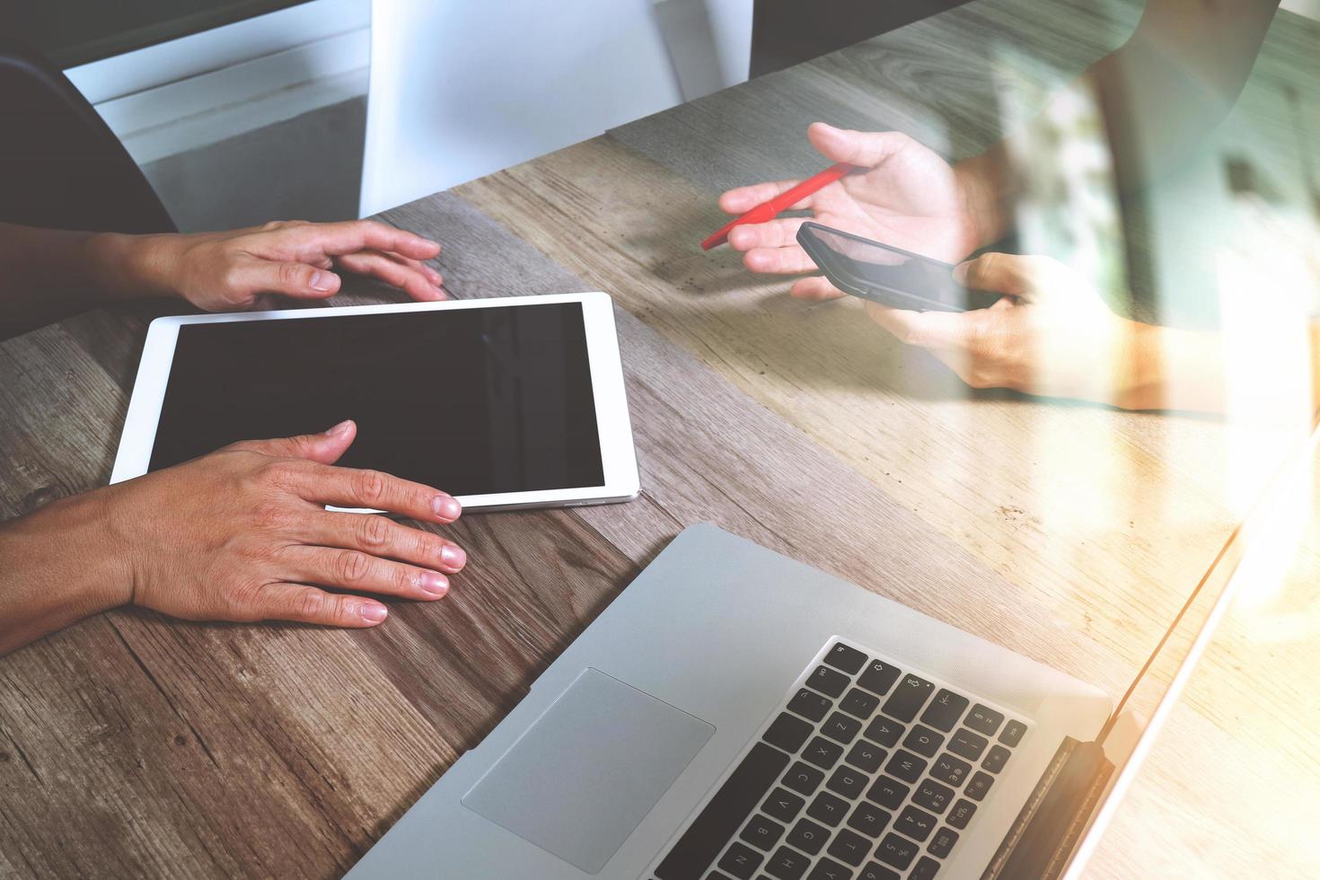 reunión del equipo de negocios presente. foto inversor profesional trabajando con un nuevo proyecto de inicio. reunión de gerentes de finanzas. tableta digital diseño de computadora portátil uso de teléfono inteligente, efecto de destello solar