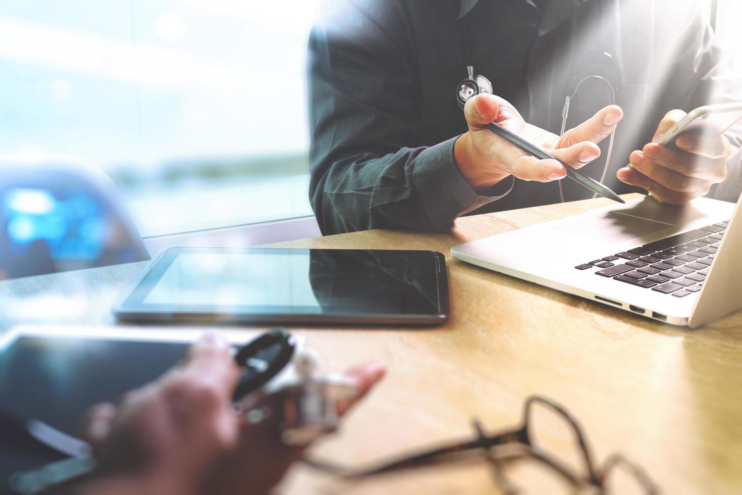 concepto de reunión del equipo de red de tecnología médica. doctor mano trabajando teléfono inteligente tableta digital moderna computadora portátil interfaz de gráfico médico, foto de efecto de doble exposición