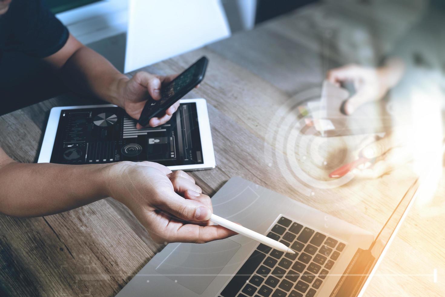 reunión del equipo de negocios presente. foto inversor profesional trabajando con un nuevo proyecto de inicio. reunión de gerentes de finanzas. tableta digital diseño de computadora portátil uso de teléfono inteligente, efecto de destello solar