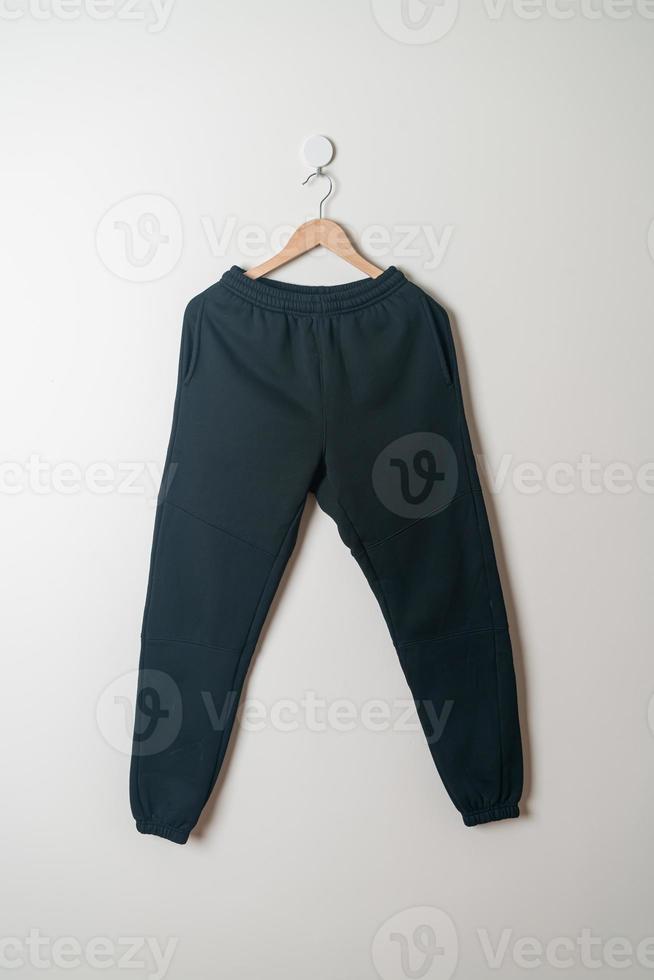 pantalones de chándal o jogger pantalones colgados en la pared foto