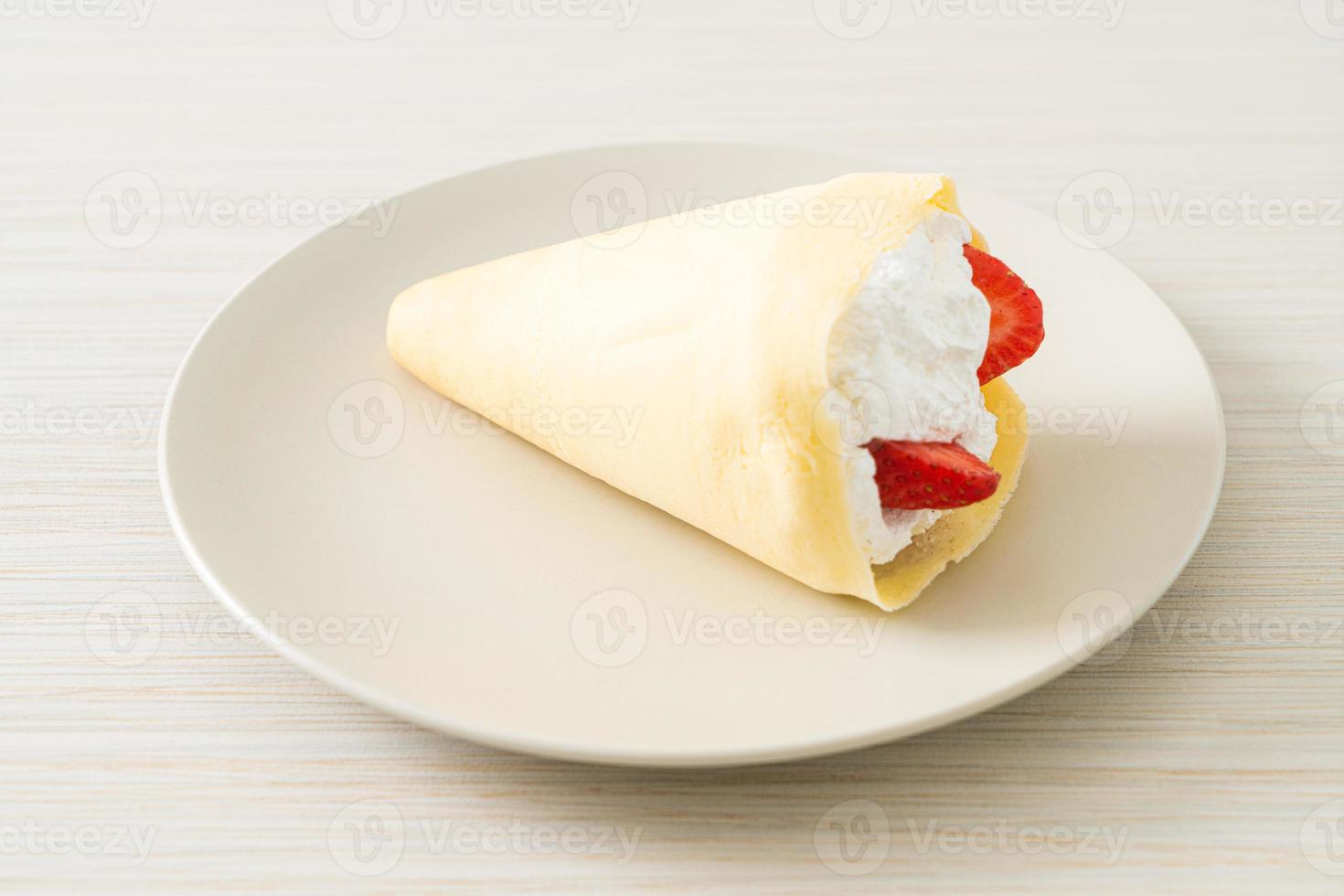 crepe de crema de fresa fresca en el plato foto