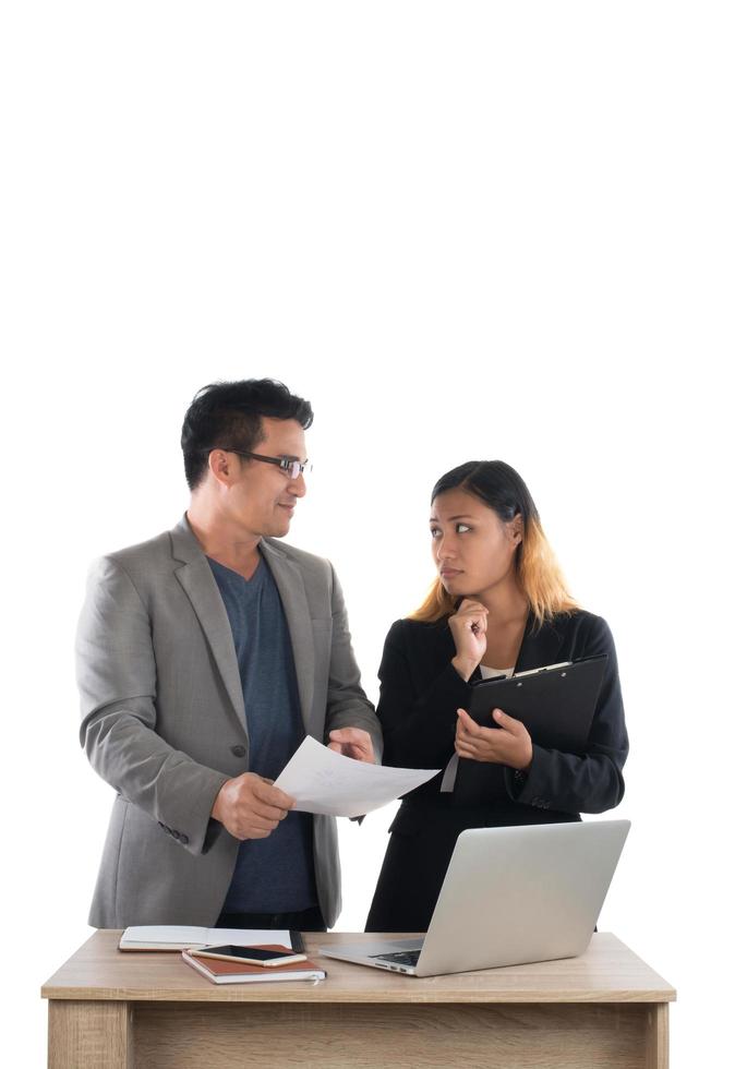 joven empresaria de pie con su jefe conversando sobre el negocio en la oficina aislada de fondo blanco. foto