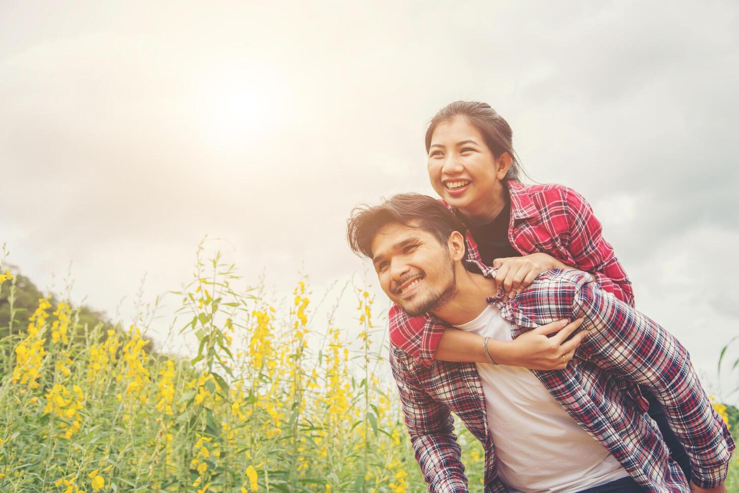 la novia cabalga detrás del novio, la novia toma una foto con su novio pasando un buen rato y disfrutando juntos.