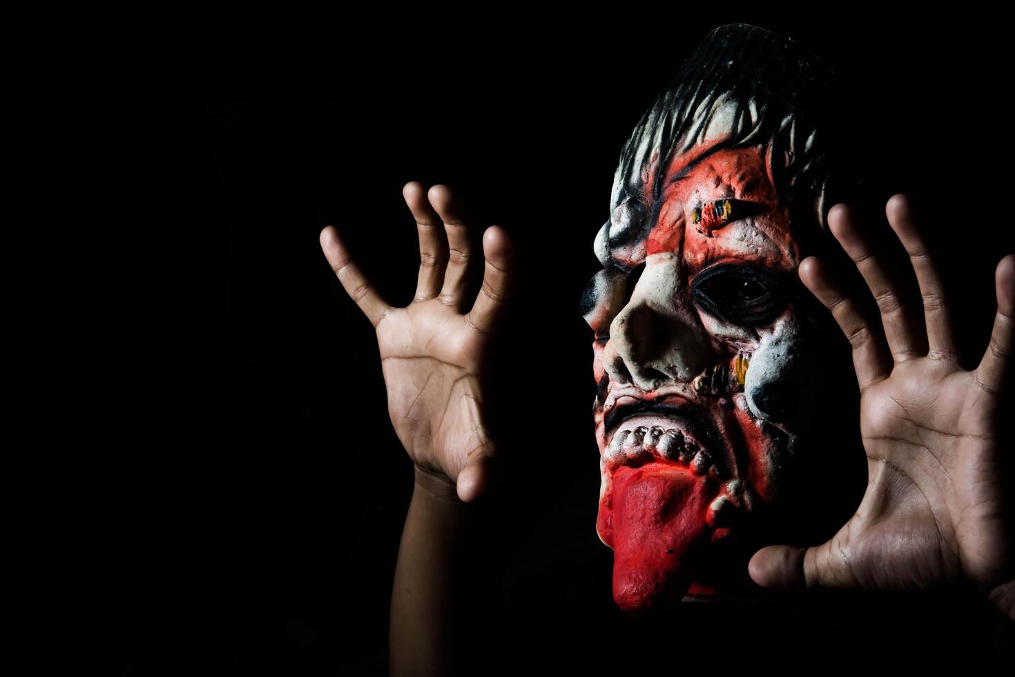 cara de zombi aterrador, tiene espacio en blanco para texto, concepto de halloween foto