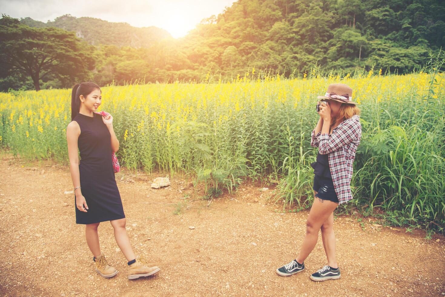 dos jóvenes felices disfrutando de vacaciones viajando relajándose en el campo. foto