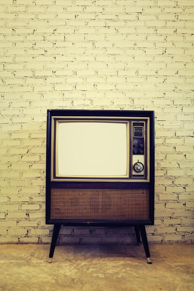 tv retro con fondo de pared de ladrillo foto