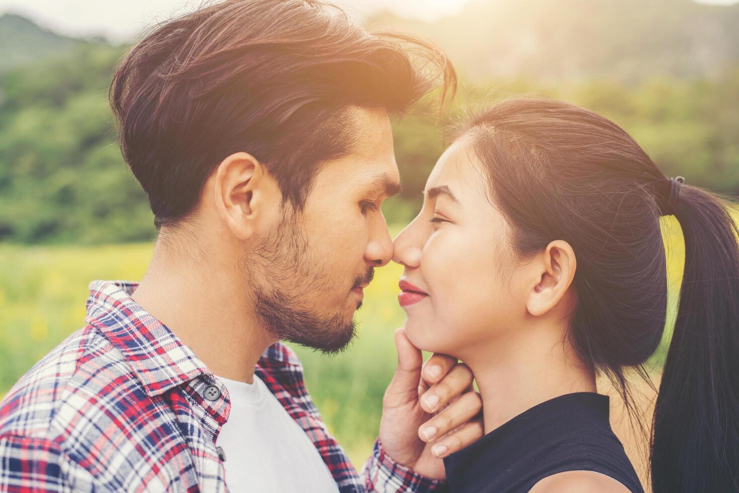 joven pareja enamorada al aire libre, impresionante sensual retrato al aire libre de una joven pareja de moda hipster posando en verano en el campo. foto